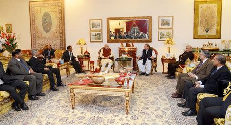 Pakistani Prime Minister Nawaz Sharif (R) talks with his Indian counterpart Narendra Modi in Lahore, Pakistan, December 25, 2015. REUTERS/Press Information Department (PID)/Handout via Reuters