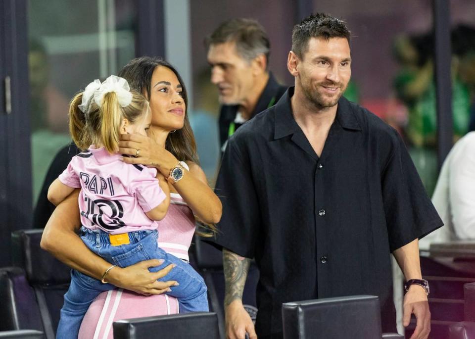 Lionel Messi y su esposa Antonela Roccuzzo posan antes del inicio de la final de la Copa Lamar Hunt entre el Inter Miami y el Houston Dynamo, el miércoles 27 de septiembre de 2023 en el DRV PNK Stadium en Fort Lauderdale, Florida. 