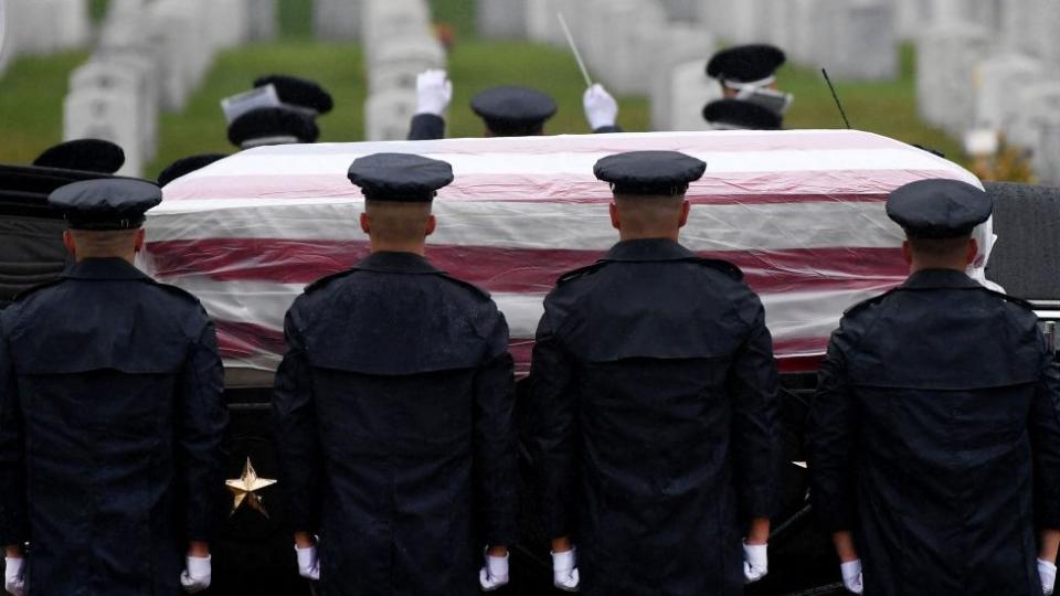 Militares de Estados Unidos en el entierro de un muerto en Afganistán.