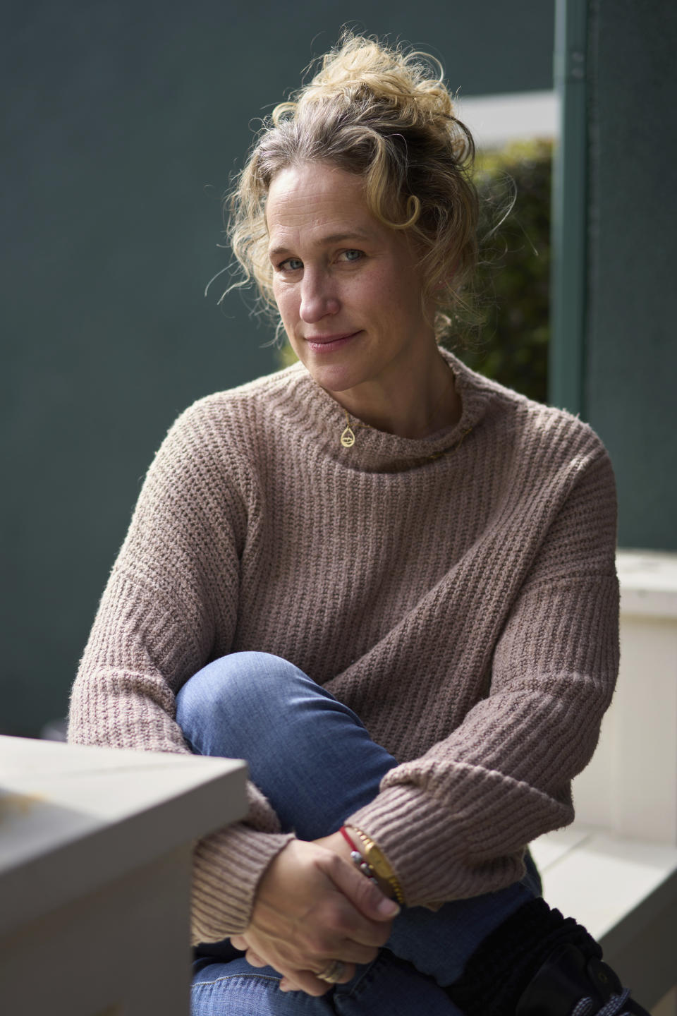 Pamela Ribon, creadora del cortometraje nominado al Oscar "My Year of Dicks" posa para un retrato en su casa el viernes 3 de febrero de 2023 en Los Angeles. (Foto Allison Dinner/Invision/AP)