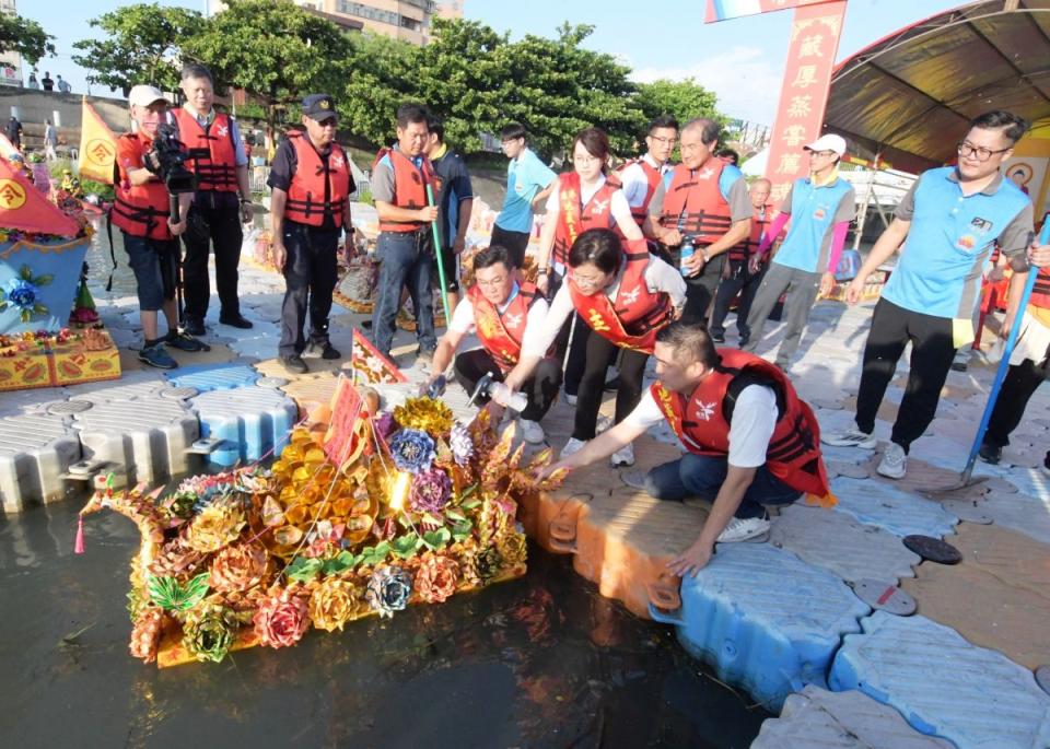 鹿港地藏王廟中元普渡，舉行放水燈、祭水靈，祈求國泰民安、風調雨順、遠離戰爭！（圖：彰化縣政府提供）