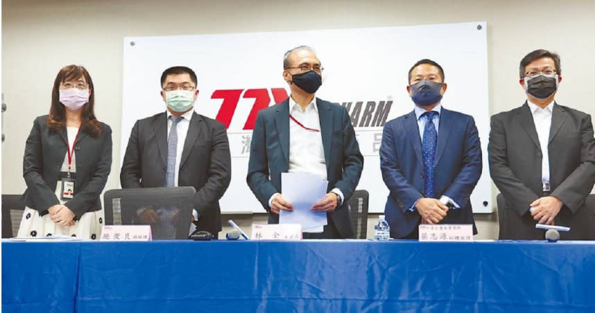 台灣東洋藥品公司去年11月舉行記者會，董事長林全（中）、總經理施俊良（左2）表示，絕對不會從事內線交易，檢調今兵分26路搜索東洋及相關人士。（圖／報系資料照）