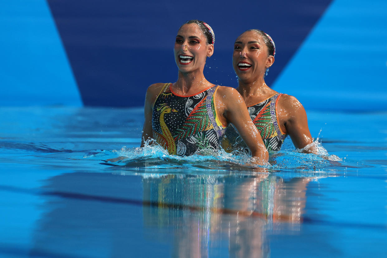 Nuria Diosdado y Joana Jiménez en la final de dueto libre de nado artístico, en Santiago 2023. (Al Bello/Getty Images)