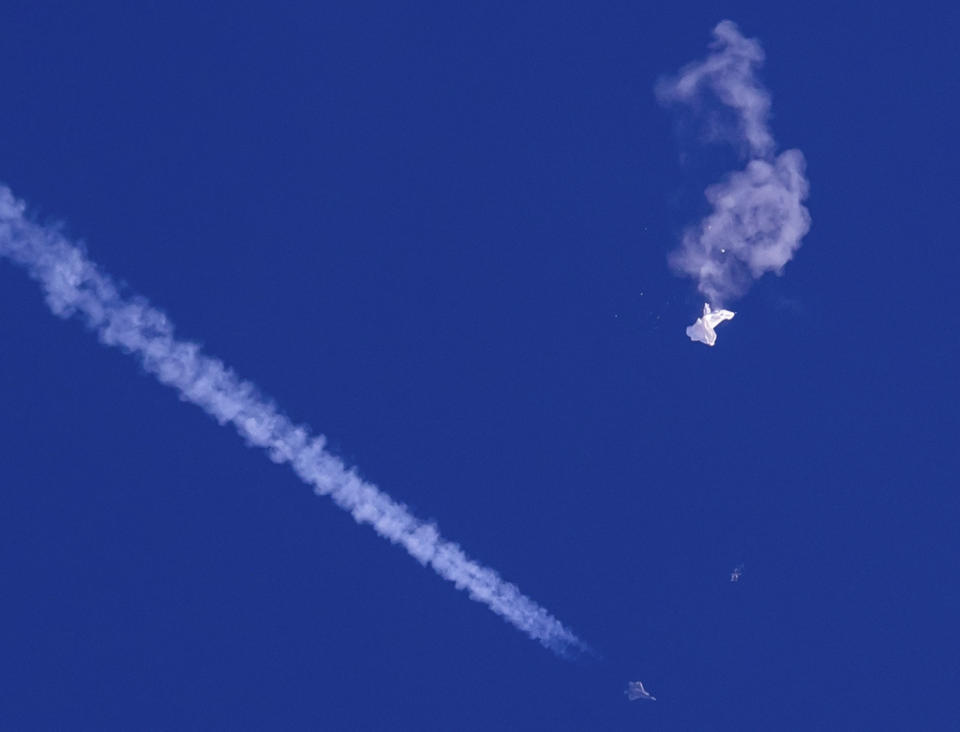 中方高空氣球在南卡羅來納州外海被擊落，圖為美國F-22戰機2月4日在空中留下的凝結尾。（美聯社）