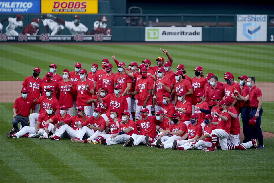 Los jugadores de los Cardenales de San Luis celebran tras vencer a los Cerveceros de Milwaukee para avanzar a los playoffs, el domingo 27 de septiembre de 2020, en San Luis. (AP Foto/Jeff Roberson)