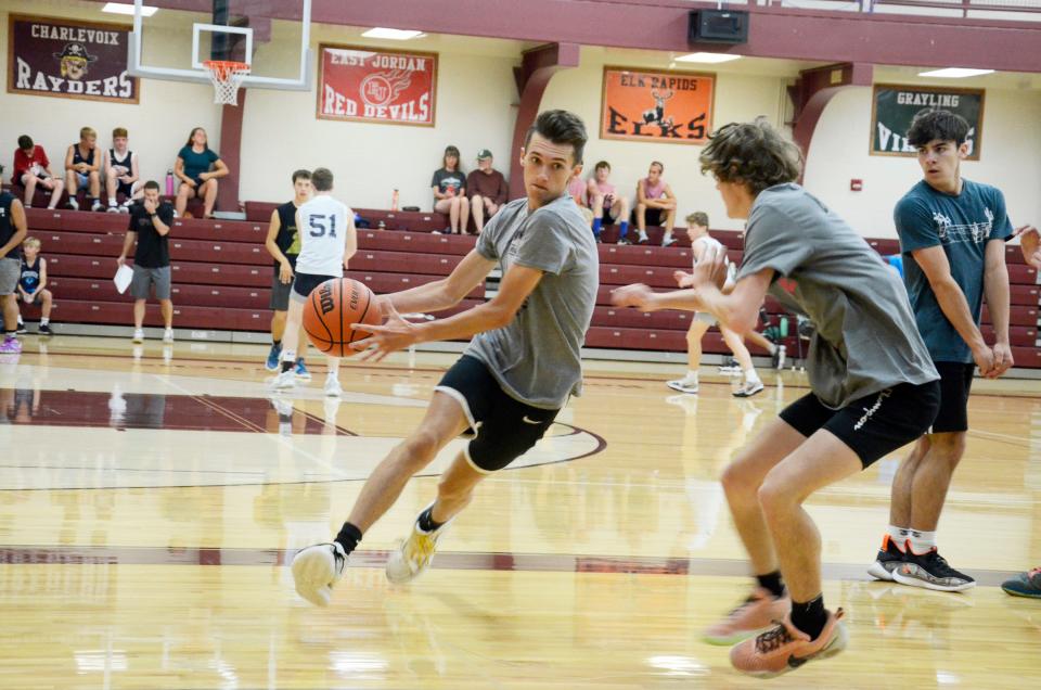 Elijah Cullen drives to the basket during a game at the Venetian Festival's 3-v-3 basketball tournament in 2022.