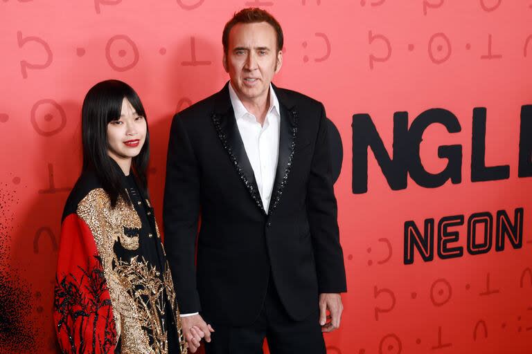 De la mano, Riko Cage acompañó a su marido a la prémiere de Longlegs: coleccionista de almas. En la película, Nicolas Cage interpreta a un escalofriante asesino serial 