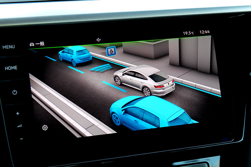 配備ACC主動固定車距、車道修正輔助、車道維持、後方橫向車流警示/煞車輔助。