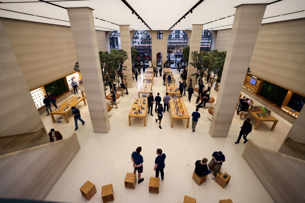 Apple's $30 mln settlement over employee bag checks gets court