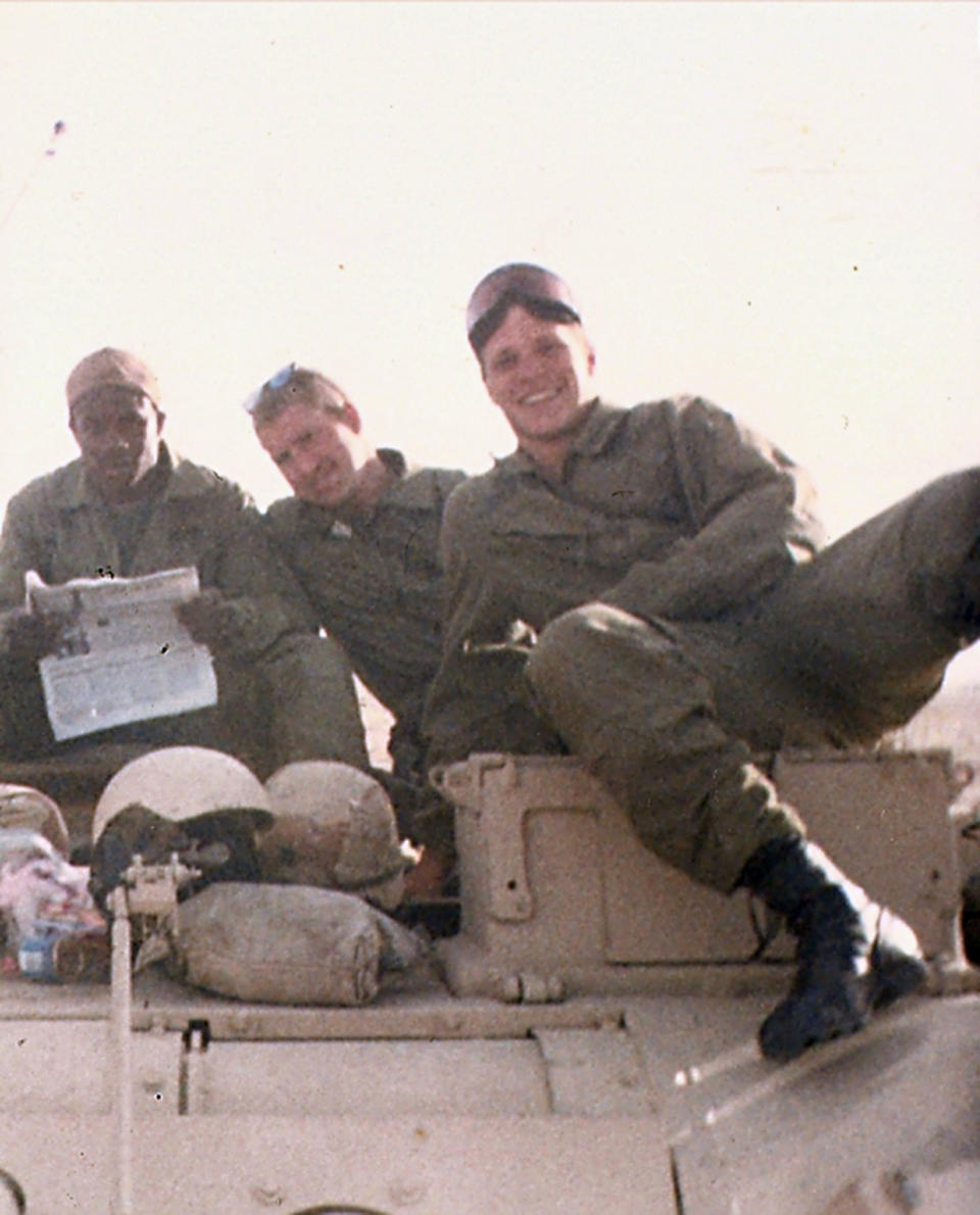 Imagen en la que aparece Wade Baker, a la derecha, en 1991, durante la operación Tormenta del Desierto, en Iraq. (Brian Fuglsang via AP)