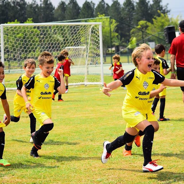 Davi Lucca da Silva Santos celebrando un gol en pleno juego. <a href="https://www.instagram.com/neymarjr/?hl=en" rel="nofollow noopener" target="_blank" data-ylk="slk:Foto: Neymar/Instagram;elm:context_link;itc:0;sec:content-canvas" class="link ">Foto: Neymar/Instagram</a>