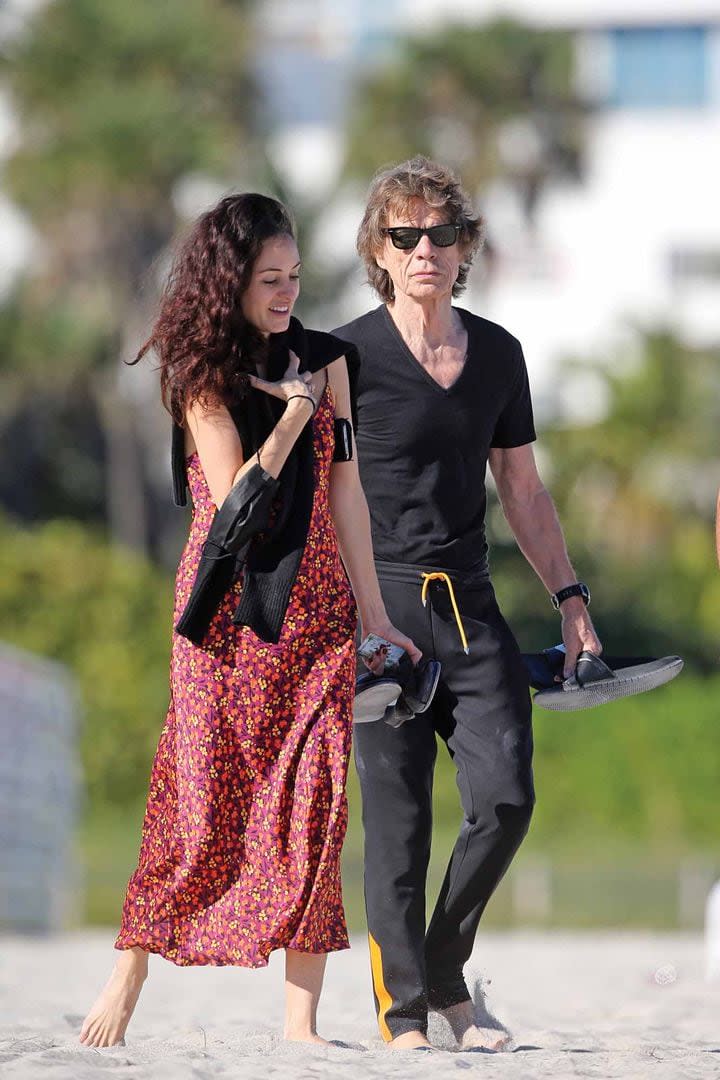 El líder de los Stones, de 80 años, junto a su pareja Melanie Hamrick, 44 años menor, dando un paseo por las playas de Miami