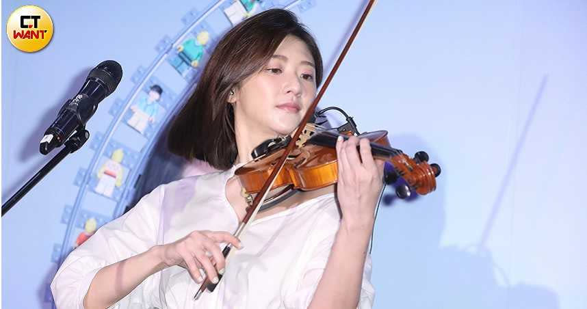 林逸欣24日舉行新EP發片記者會，一人獨秀小提琴。（圖／林勝發攝）
