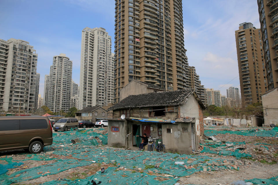 Ein Nagelhaus in Shanghai, China. Es steht auf einem der begehrtesten Baugründe der Stadt. Das Foto stammt aus dem Jahr 2016, damals haben sich einige Familien geweigert, die Kompensationszahlungen der Regierung anzunehmen und leben weiter in ihren kleinen Häusern.Foto: REUTERS / Aly Song