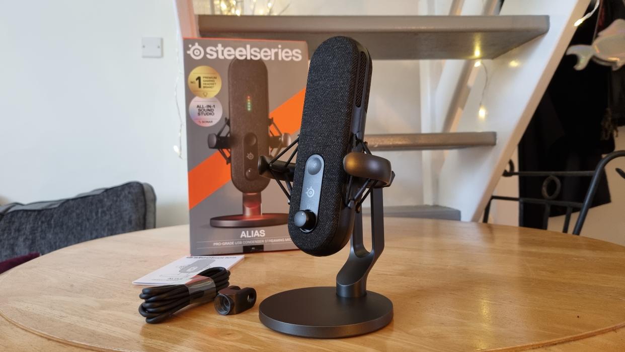  SteelSeries Alias microphone and box. 