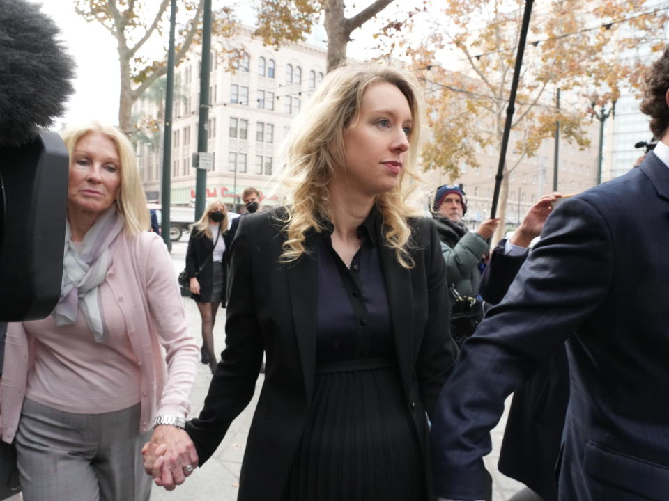 Elizabeth Holmes, fundadora de Theranos, llega al tribunal federal de San José, California, para una audiencia de sentencia, el 18 de noviembre de 2022. (Jim Wilson/The New York Times).