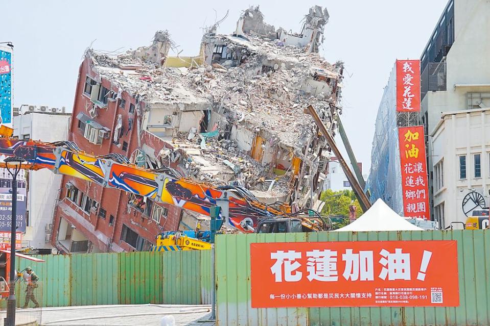 花蓮天王星大樓因為4月3日大地震傾斜，目前已經拆除完畢，不過餘震至今不斷。（資料照）