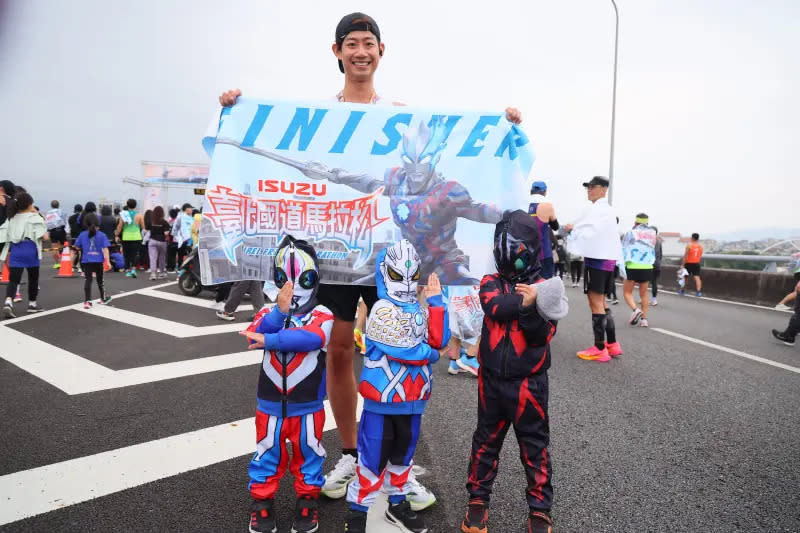 ▲ISUZU臺北國道馬拉松今晨開跑，跨界和超人力霸王布雷薩合作，吸引一萬二千名跑者上國道。（圖／路跑協會提供）