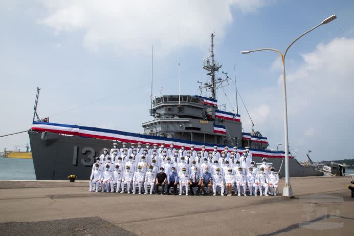 海軍「永慈」軍艦1日除役，正式功成身退，全艦官兵合影留念。（圖／翻攝自軍聞社）