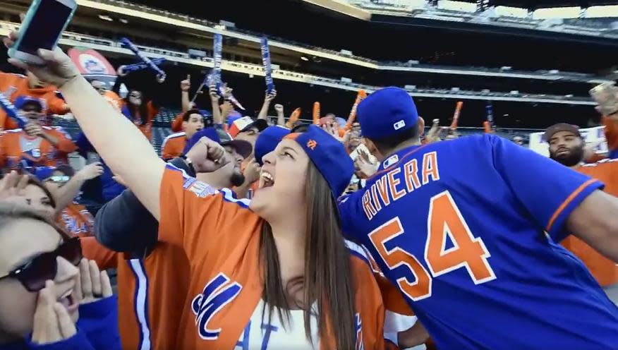 T.J. Rivera and Mets fans from the 7 Line Army take on the Mannequin Challenge. (Mets)