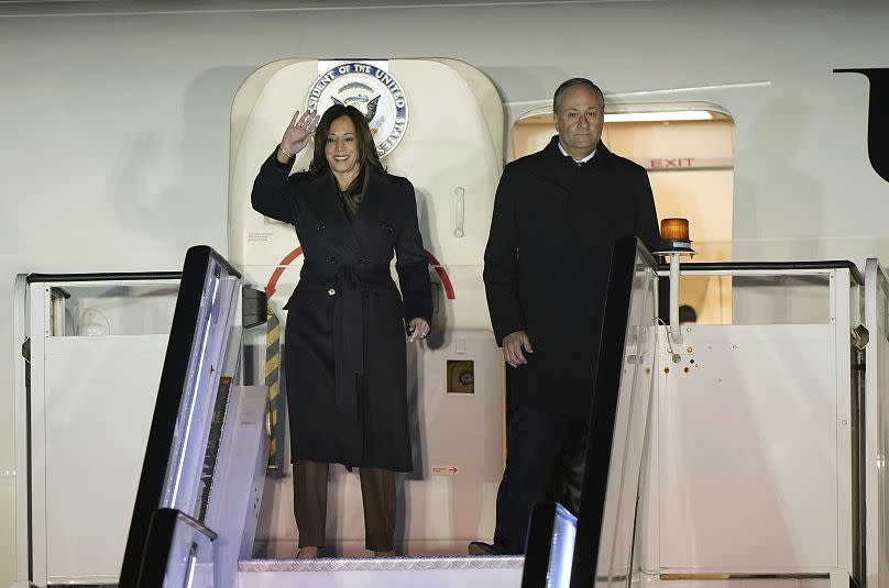 La vice-présidente américaine Kamala Harris, accompagnée de son mari, Douglas Emhoff, arrive à l'aéroport de Stansted pour sa visite au sommet sur l'IA