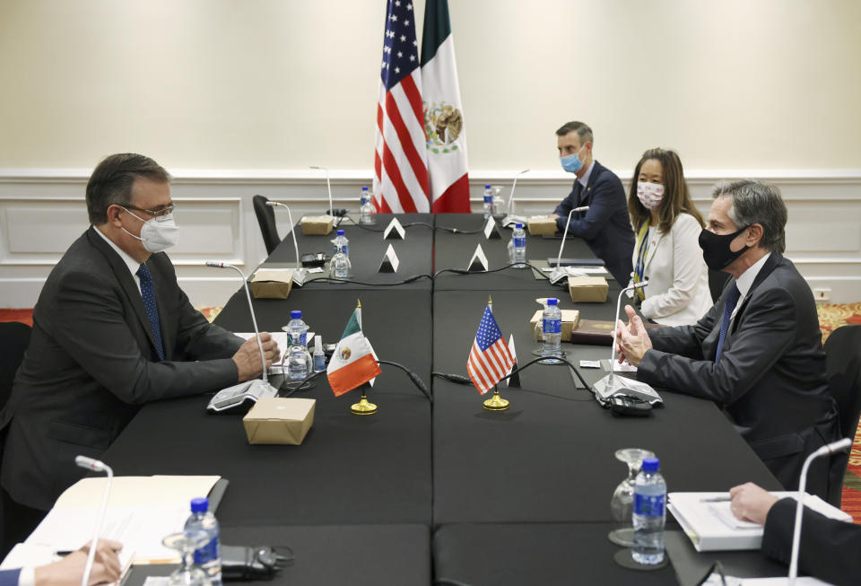 El secretario de Estado norteamericano Antony Blinken, a la derecha, conversa con el secretario de Relaciones Exteriores de México, Marcelo Ebrard, en San José, Costa Rica, el miércoles 2 de junio de 2021. (Evelyn Hockstein/Foto compartida vía AP)