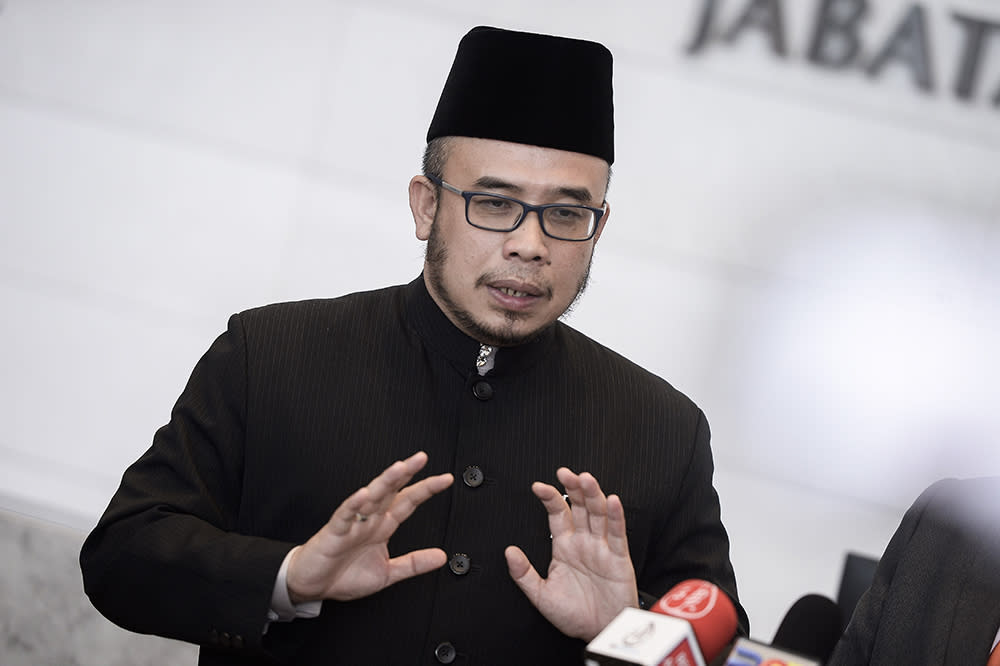 Perlis Mufti Datuk Mohd Asri Zainul Abidin speaks to reporters in Putrajaya July 30, 2018. — Picture by Miera Zulyana