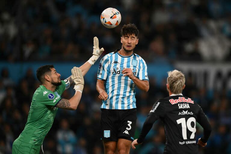 Gabriel Arias sale en un centro en el partido ante Red Bull Bragantino, por la Copa Sudamericana 2024