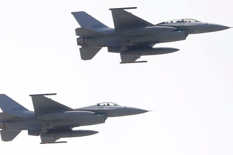 Aviones de combate F-16 vuelan en formación sobre la Oficina presidencial durante las celebraciones del Día Nacional en Taipei