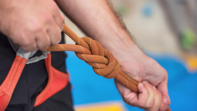 How to tie a figure 8 knot for climbing