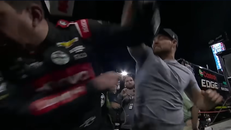 ricky stenhouse jr punches kyle busch