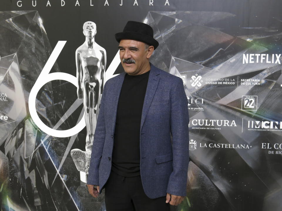 Gerardo Trejoluna, de la película "El norte sobre el vació" posa a su llegada al almuerzo de nominados de la 65a edición del Premio Ariel de la Academia Mexicana de Artes y Ciencias Cinematográficas en la Ciudad de México el 3 de agosto de 2023. (Foto AP/Berenice Bautista)