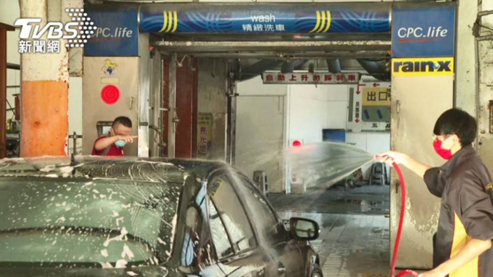 網友抱怨愛車洗完當下乾淨，但相隔數日就變髒。(圖片來源 / TVBS)