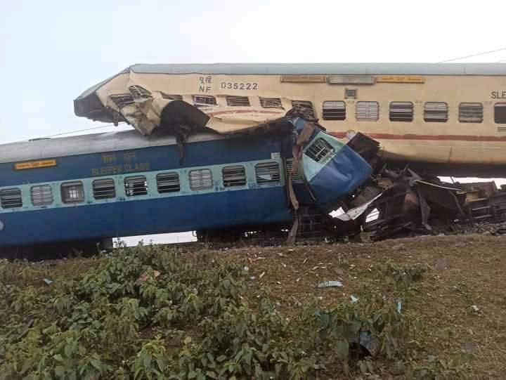 列車翻覆狀況相當慘烈，車體成上下堆疊變形。（翻攝自Puspendu Santra - Raj推特）