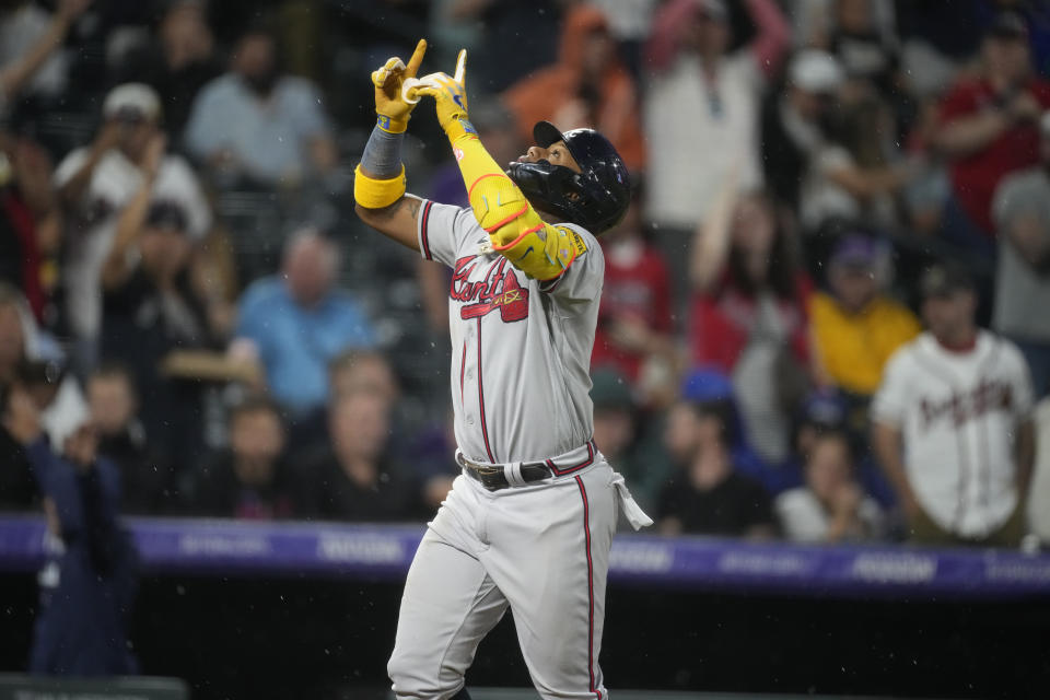 El venezolano Ronald Acuña Jr. de los Bravos de Atlanta hace un gesto al cruzar el plato tras pegar un jonrón de dos carreras frente al relevista de los Rockies de Colorado Karl Kauffmann en la quinta entrada del juego del lunes 28 de agosto del 2023. (AP Foto/David Zalubowski)