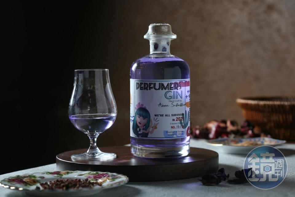 酒體絲滑的「Perfumer’s Gin 2021」，在馥郁的紅色系花香中跳出鮮明的花椒芳香，帶有神祕東方氣息。（2,100元／瓶）