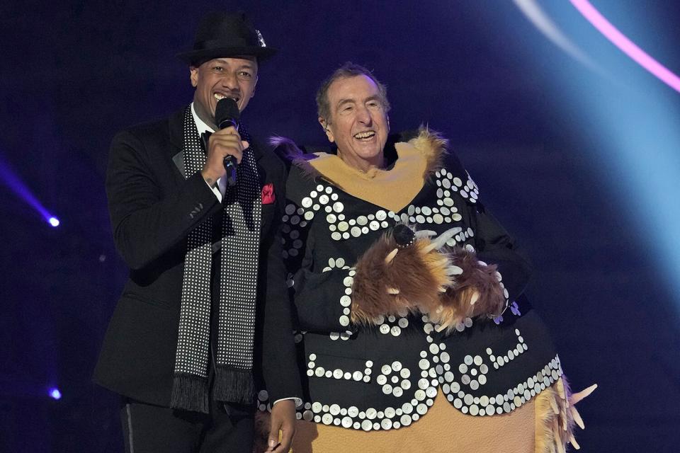 THE MASKED SINGER. L-R: Nick Cannon and Eric Idle in the season 8 premiere of THE MASKED SINGER airing Wednesday, Oct. 21