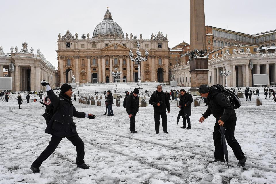 ROM03. EL VATICANO, 26/02/2018.- Turistas se lanzan bolas de nieve en la Plaza de San Pedro en el Vaticano, hoy, 26 de febrero de 2018. La ola de frío siberiano, que han llamado Burian, llegó ayer a Italia provocando copiosas nevadas en el norte y un frío intenso que ha llegado hasta los 20 grados bajo cero en algunas localidades y hoy alcanzó el centro del país y Roma, donde los colegios permanecen cerrados. EFE/ ALESSANDRO DI MEO