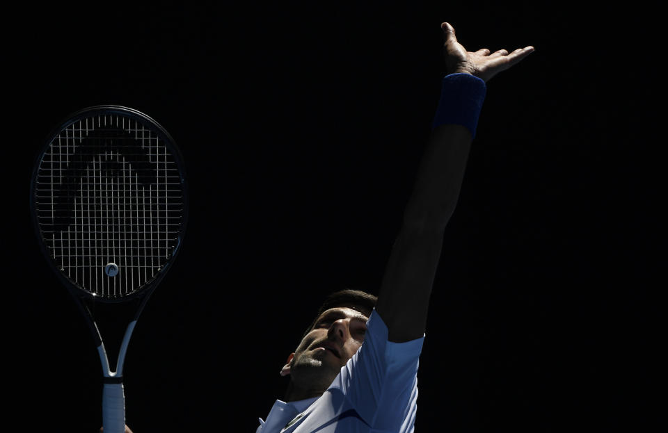 El serbio Novak Djokovic saca ante el canadiense Denis Shapovalov en el partido por la tercera ronda del Abierto de Australia en Melbourne, el sábado 19 de enero de 2019. (AP Foto/Andy Brownbill)