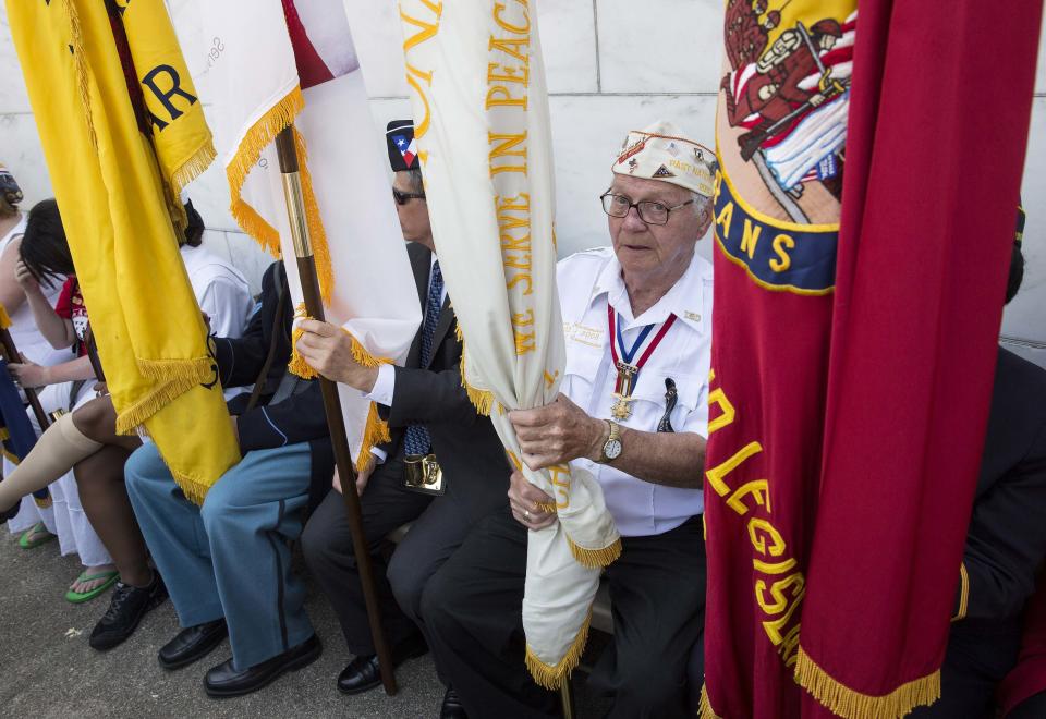 Members of veterans organizations attend Memorial Day ceremonies at Arlington National Cemetery in Virginia May 26, 2014. (REUTERS/Joshua Roberts)