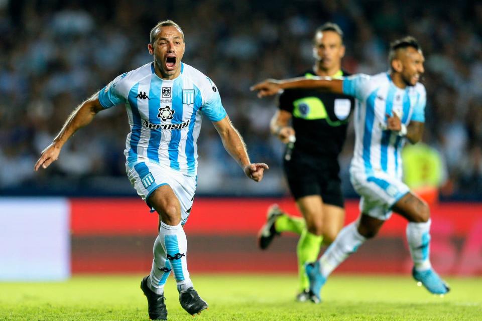 El Chelo Díaz festeja el inolvidable gol que le hizo a Independiente en el clásico del 9 de febrero, cuando Racing le ganó a los Rojos 1-0 con nueve hombres