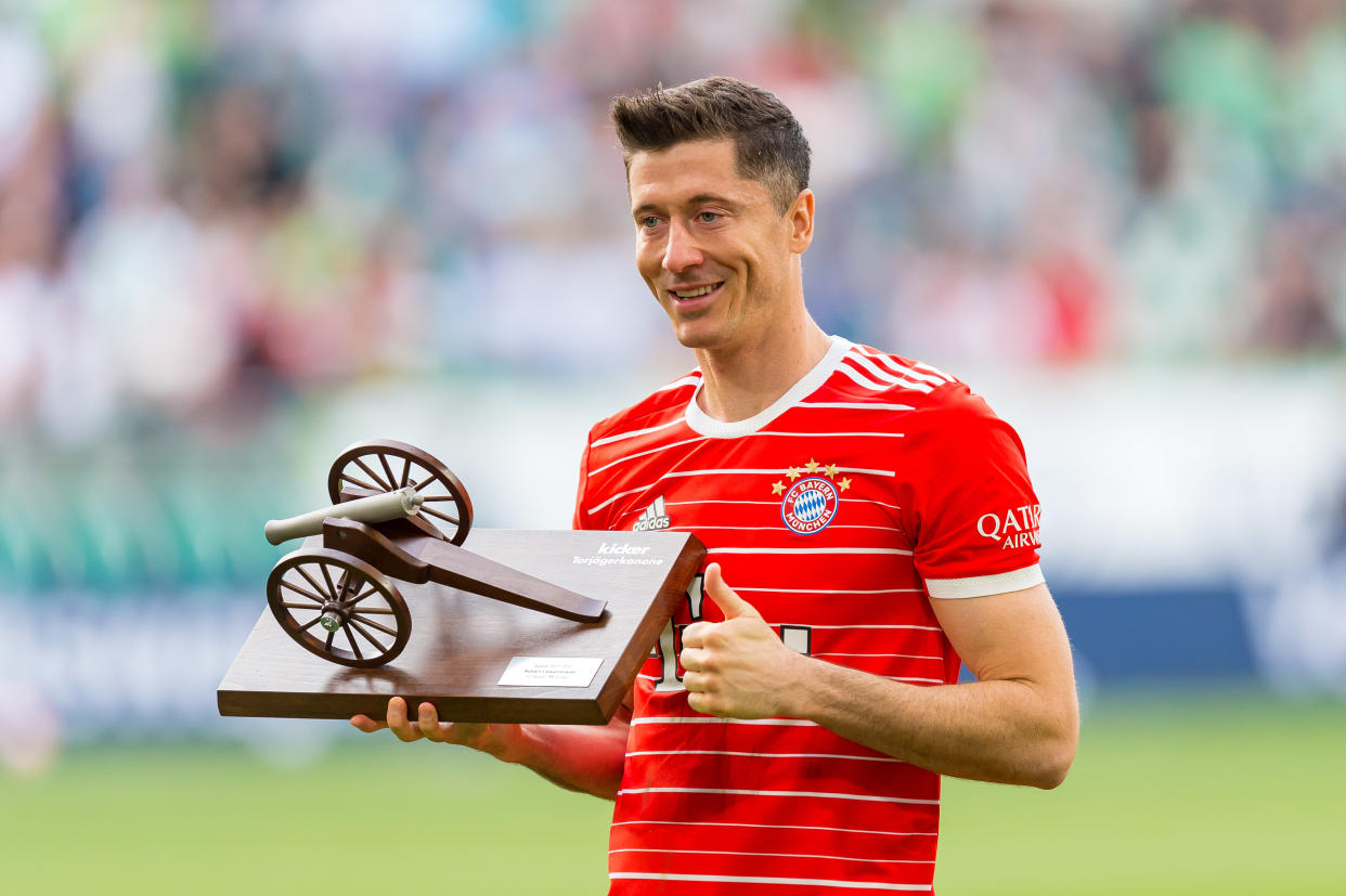 Bayern Munich's Robert Lewandowski with the Kicker Goalscorer's Crown.