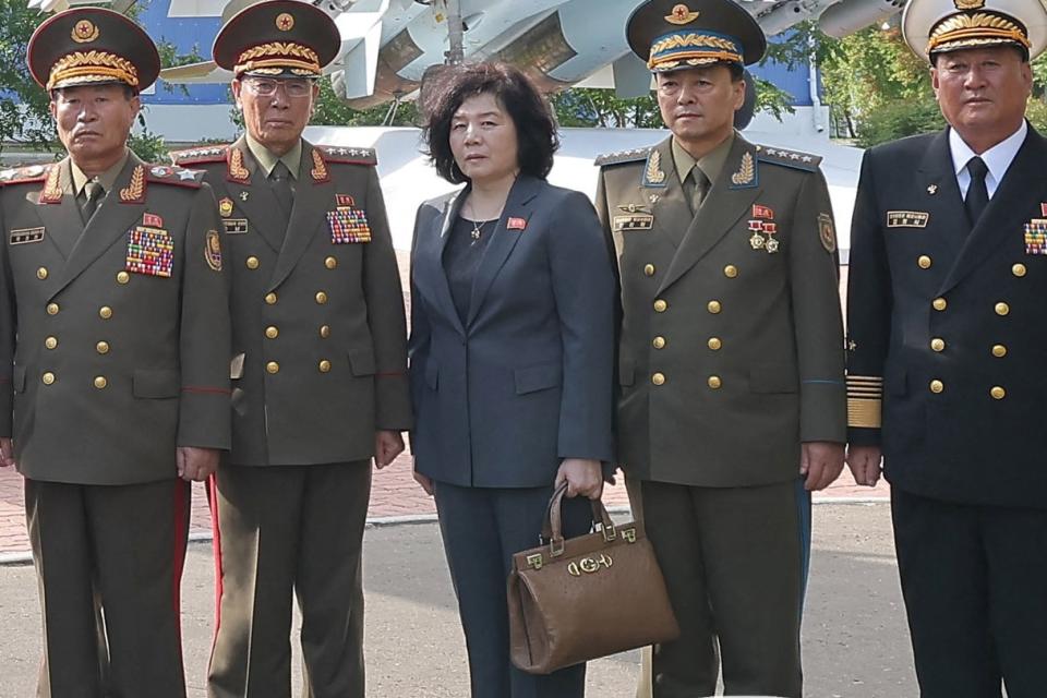 2023年9月15日，北韓領導人金正恩率團參訪俄羅斯阿穆爾河畔共青城航空工廠，外長崔善姬手上的包是Gucci絕版品。路透社／KCNA