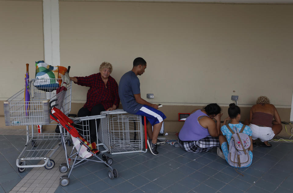 <p>Fotografía del 23 de septiembre de 2017 de ciudadanos que siguen sin luz después del paso del Huracán María por San Juan (Puerto Rico). El secretario de Asuntos Públicos de Puerto Rico, Ramón Rosario, advirtió hoy que el 100 % de los abonados de la Autoridad de Energía Eléctrica (AEE) tardará “meses” en tener luz, tras el paso del huracán María que dejó a la isla sin electricidad. EFE/Thais Llorca </p>