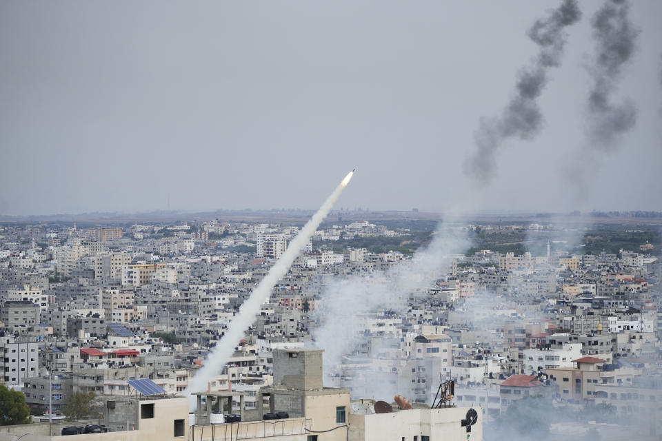 Raketen werden von militanten Palätinensern aus dem Gazastreifen auf Israel abgefeuert (Bild: Hatem Moussa/AP/dpa)