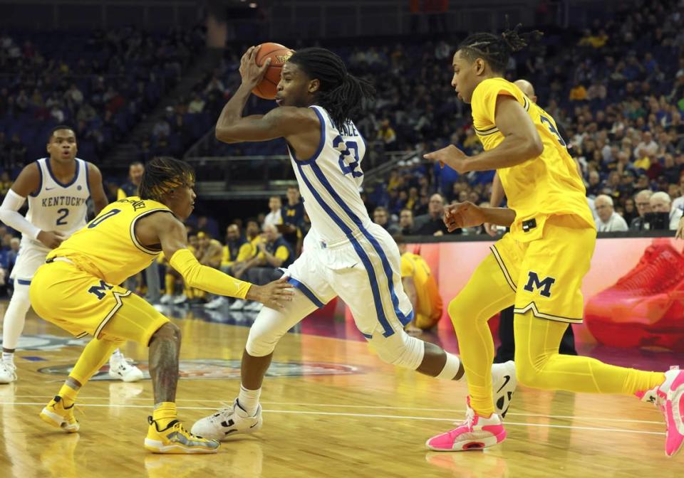 Kentucky’s Cason Wallace (22) drives past Michigan’s Dug McDaniel (0) during Sunday’s game at the O2 Arena in London.