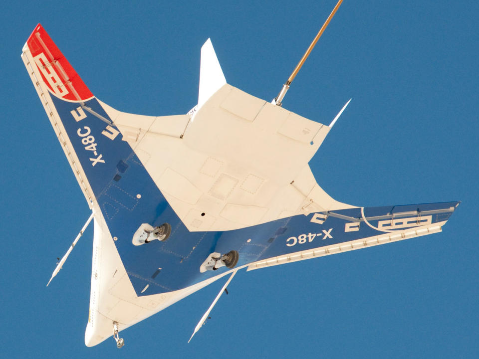 Die Boeing X-48 weicht vom typischen Rohr-mit-Flügel-Konzept eines Flugzeugs ab. Das experimentelle Fluggerät von Boeing und NASA ist ein sogenannter Nurflügel, das heißt, der Rumpf geht direkt in die Flügel über. (Bild-Copyright: NASA/Carla Thomas/ddp Images)