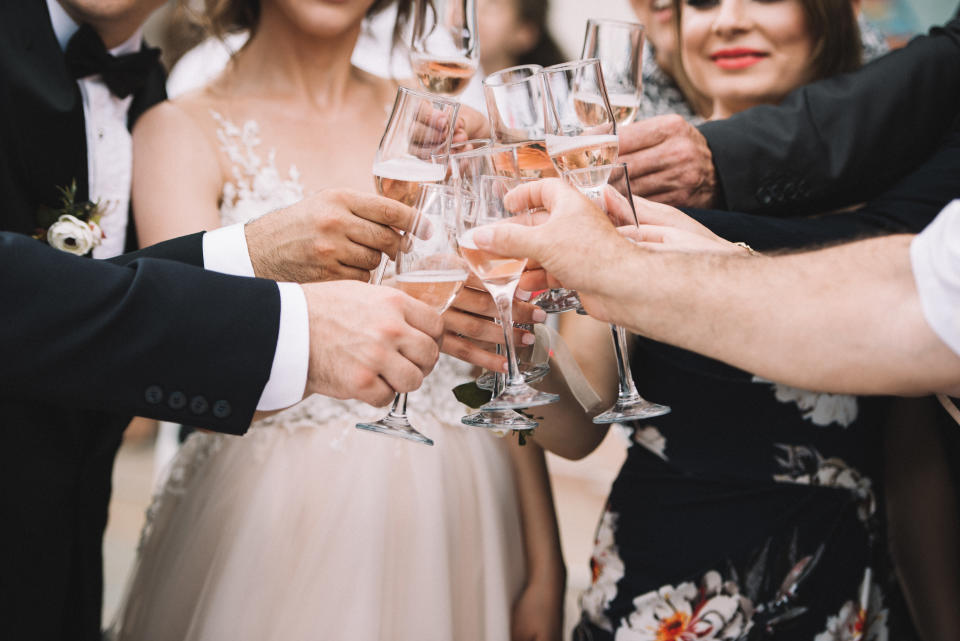 Hochzeiten können oft feucht-fröhlich werden - ist da Platz für Kinder? Bei vielen offenbar nicht (Symbolbild: Getty Images)