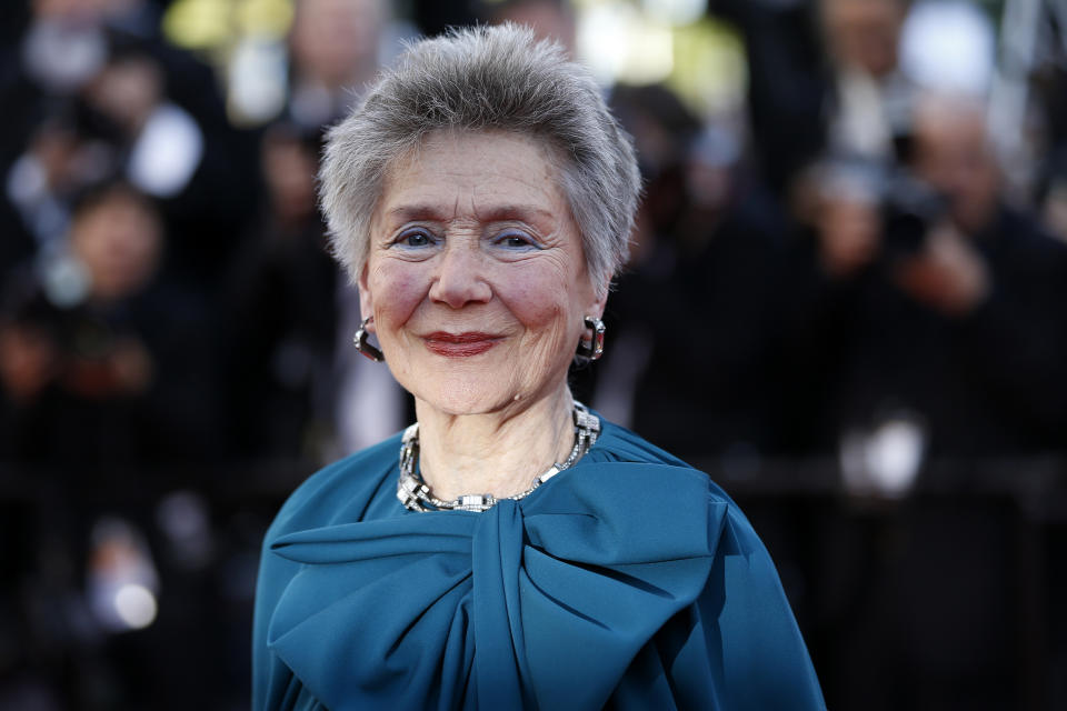 <p>Le 27 janvier, Emmanuelle Riva s’est éteinte à l’âge de 89 ans des suites d’une longue maladie. Cette grande dame de la scène française luttait depuis plusieurs années contre un cancer. C’est le réalisateur Alain Resnais avec son premier long métrage, Hiroshima mon amour (1959), qui l’a fait connaître aux yeux du grand public. Elle enchaîne aussi de nombreux films tout en se consacrant au théâtre, jusqu’en 2014. En 2012, elle connaît une gloire mondiale avec le film Amour de Michael Haneke. Un an après la sortie de ce film, Emmanuelle Riva avait eu une nomination aux Oscars et obtenu un César, des mains d’Omar Sy. (Crédit : AFP) </p>