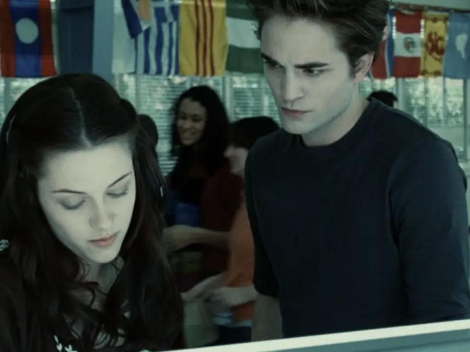 Edward and Bella at the cafeteria in "Twilight"